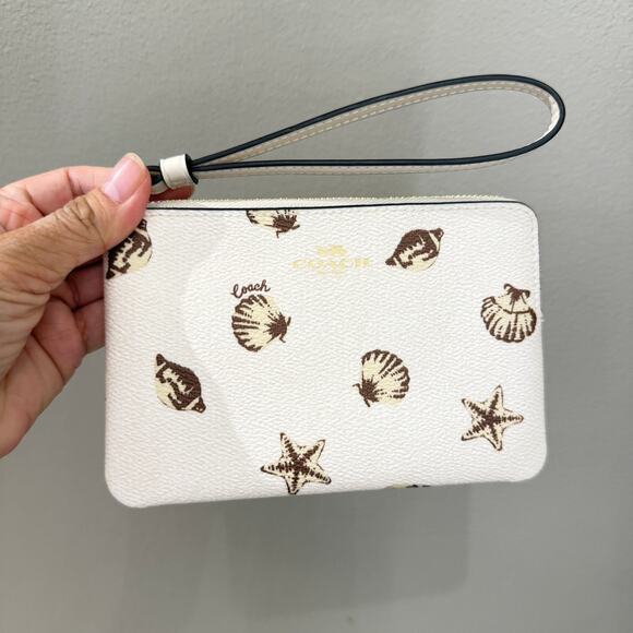 Last 2 ‼️Coach Corner Zip Wristlet With Shell Print CBP23 - Picture 1 of 6